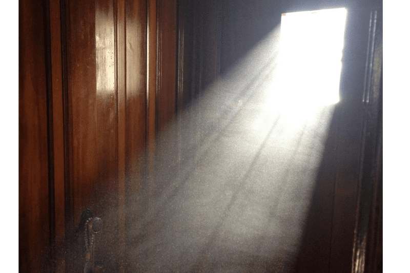 Свет проникает через окно, и вы видите пыль, летающую в воздухе